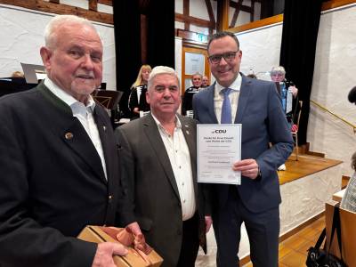 Neujahrsempfang der CDU Korb: Der CDU-Vorsitzende Hannig und Staatsektretr Lorek ehren Gerhard Liebhard fr sein jahrzentelanges Engagement. (10. Januar 2025).